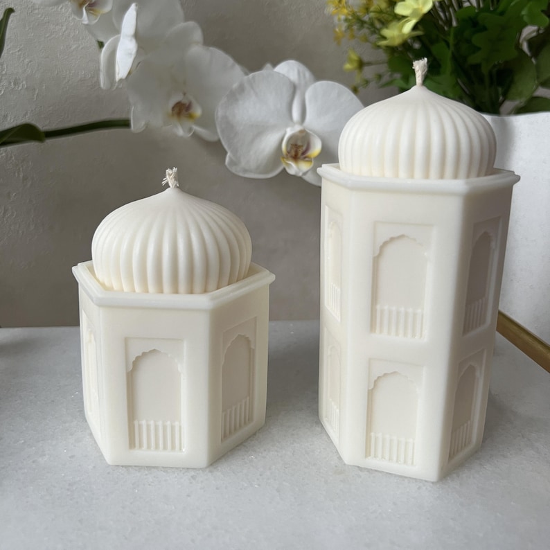 Dekoratives Ramadan Kerzen Set mit Moschee-Design, cremeweiße Wachs-Kerzen mit Kuppel und Fensterreliefs. Ergänzt durch goldenen Halbmond, florale Akzente und Gebetsaccessoires. Ideal als islamische Wohndeko, festliche Tischdekoration oder hochwertiges Geschenk zu Ramadan und Eid.