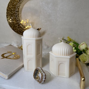 Islamische Ramadan Kerzen Set bestehend aus zwei Moschee-Kerzen in Cremeweiß, eine hohe und eine niedrige Variante. Orientalische Architekturdetails, Kuppeldesign und harmonische Dekoration mit Halbmond und Blumen. Perfekt für Iftar Dekoration, Wohnzimmer oder Eid al-Fitr Geschenk.