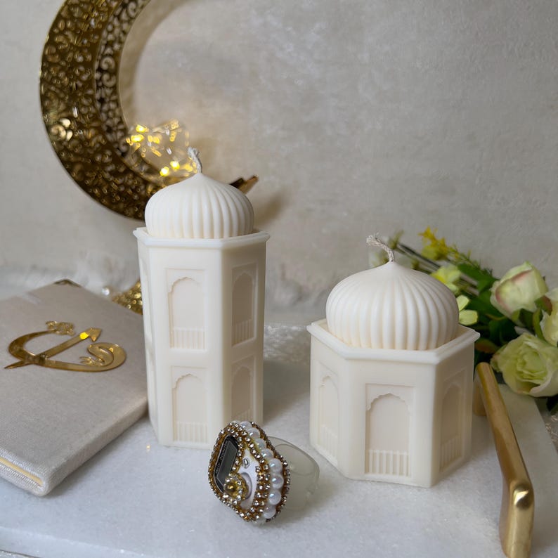 Islamische Ramadan Kerzen Set bestehend aus zwei Moschee-Kerzen in Cremeweiß, eine hohe und eine niedrige Variante. Orientalische Architekturdetails, Kuppeldesign und harmonische Dekoration mit Halbmond und Blumen. Perfekt für Iftar Dekoration, Wohnzimmer oder Eid al-Fitr Geschenk.