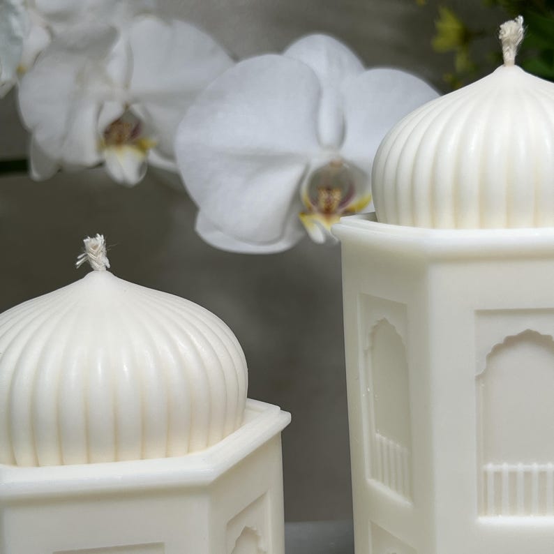 Zwei handgegossene Moschee Kerzen in unterschiedlichen Größen als harmonisches Ramadan Kerzen Set. Gefertigt aus veganem Rapswachs, duftfrei und naturweiß. Diese islamische Dekoration eignet sich perfekt als stilvolle Ramadan Deko, für Eid Feierlichkeiten oder als liebevoll ausgewähltes Geschenk für Familie und Freunde.
