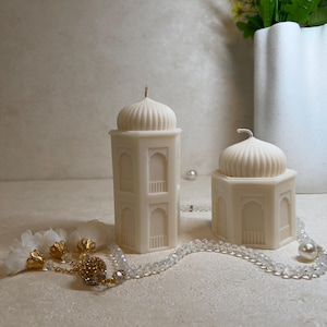 Islamische Moschee Kerzen als Ramadan Dekoration in natürlichem Cremeweiß. Das Set besteht aus einer hohen und einer kleineren Kerze und ist handgegossen aus veganem Rapswachs. Die duftfreien Kerzen eignen sich ideal als Eid Mubarak Geschenk oder als schlichte islamische Deko für Wohnzimmer, Gebetsecke oder festlich gedeckten Tisch. Die Kombination aus klaren Linien und orientalischen Formen sorgt für eine ruhige Atmosphäre.