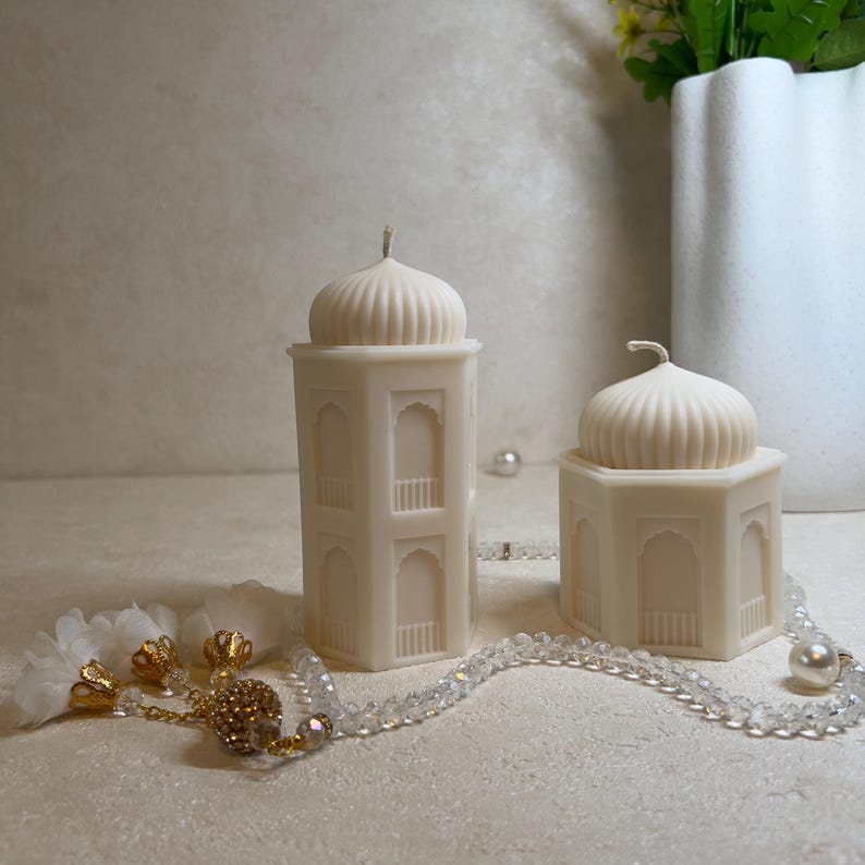 Islamische Moschee Kerzen als Ramadan Dekoration in natürlichem Cremeweiß. Das Set besteht aus einer hohen und einer kleineren Kerze und ist handgegossen aus veganem Rapswachs. Die duftfreien Kerzen eignen sich ideal als Eid Mubarak Geschenk oder als schlichte islamische Deko für Wohnzimmer, Gebetsecke oder festlich gedeckten Tisch. Die Kombination aus klaren Linien und orientalischen Formen sorgt für eine ruhige Atmosphäre.