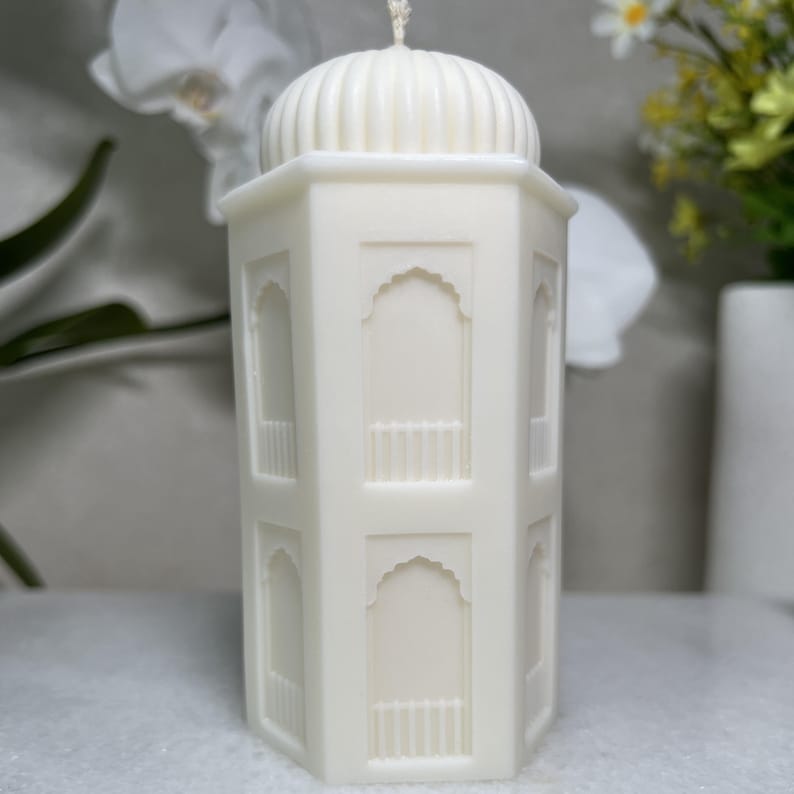 Seitliche Ansicht einer hohen islamischenMoschee Kerze mit klaren Linien minimalistischer Form Rapswachs istungefärbt.Geeignet als moderne Ramadan Dekoration,islamische Deko hochwertiges Geschenk zu Eid Mubarak.Nahaufnahme einer islamischen Moschee Kerze mit feinen FensterdetailsKuppel.Diese handgegossene Ramadan Kerze ist duftfrei,bewusst schlicht gehalten.Ideal als ruhige Tischdeko,dekoratives Element für das Zuhause,als stilvolles islamisches Geschenk.eignet sich besonders ,Wohnräume