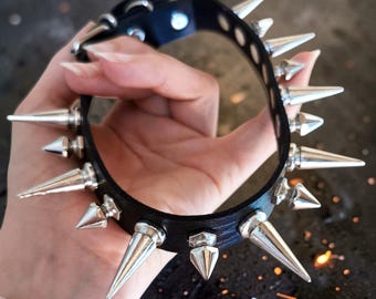 Choker punk con borchie gotiche in metallo, stile emo, accessorio rock alternativo, choker in ecopelle con borchie, regalo accessorio goth rock
