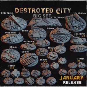 Pode incluir: Uma coleção de peças de terreno em miniatura cinzentas, retratando uma cidade destruída, com tamanhos que variam de 2,5 cm a 12 cm. O conjunto inclui várias peças, com o texto "DESTROYED CITY BIG SET" e "JANUARY RELEASE".
