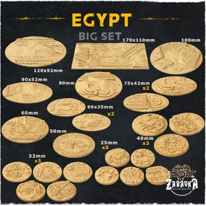 Op de afbeelding: Een verzameling beige hars miniatuurbases in diverse vormen en maten, gelabeld EGYPT BIG SET. De set bevat ronde, ovale en rechthoekige bases met reliëf van Egyptische hiërogliefen, scarabeeën en architecturale motieven met afmetingen variërend van 25mm tot 170x110mm.