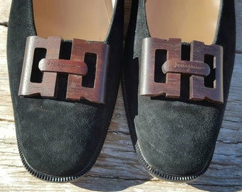 Vtg Salvatore Ferragamo Italy Black Suede Heels w/ Wood Ferragamo Logo detailing size 9 aa