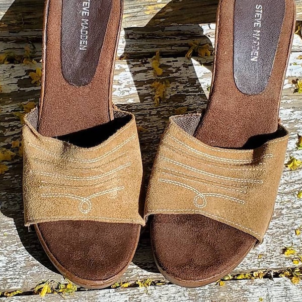 Western Golden Tan Suede Clog Mule Style Platform Sandals Heels Embroidered Detailing Size 8.5 9