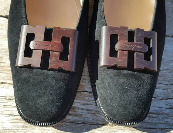 Vtg Salvatore Ferragamo Italy Black Suede Heels W/ Wood Ferragamo Logo  Detailing Size 9 Aa 