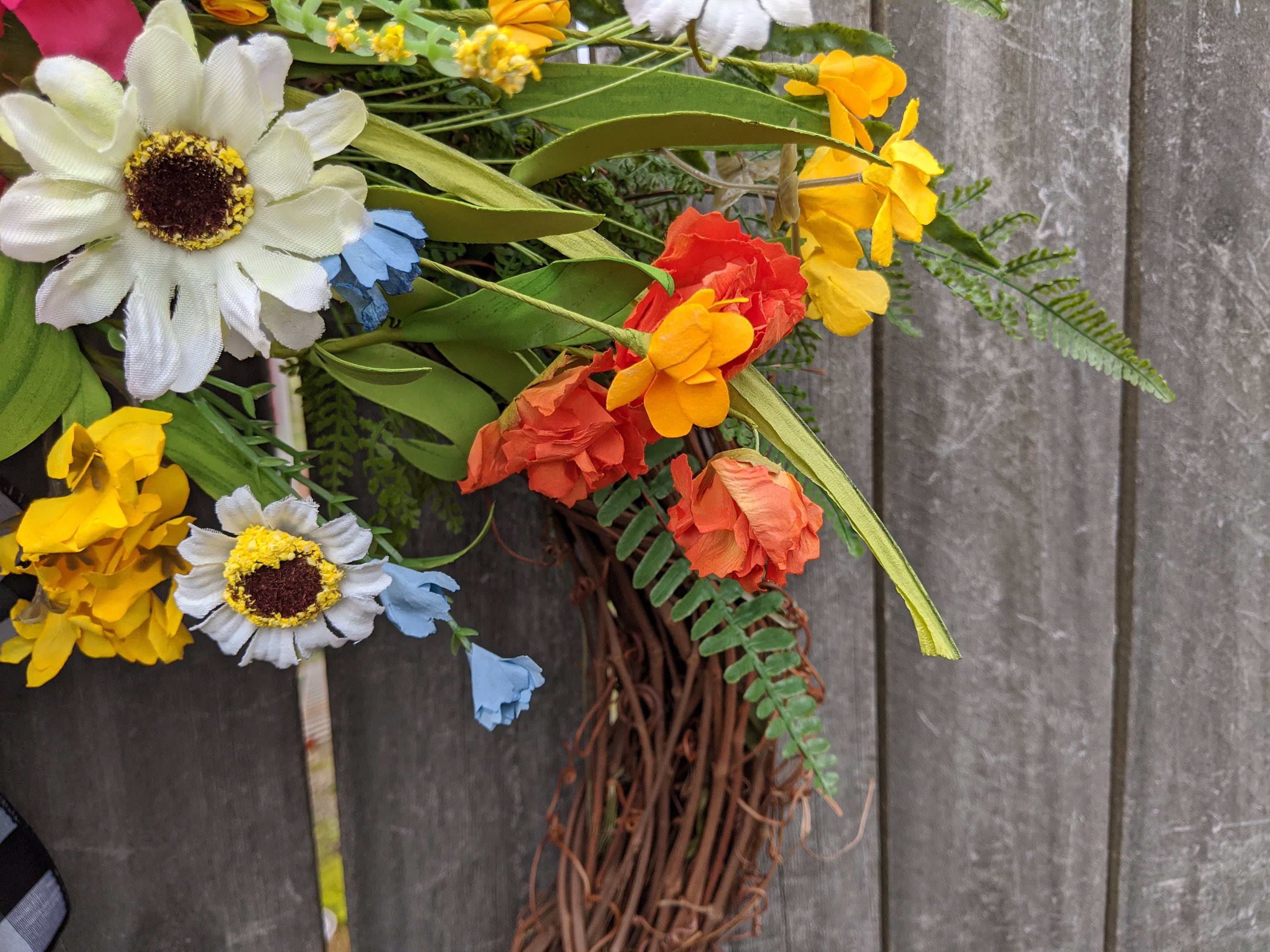 Corona de flores de papel para la puerta con rosas, zinnias