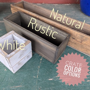 Pu&ograve; includere: Una tazza di ceramica bianca con manico nero e la scritta "But First, Coffee" in grassetto nero. La tazza &egrave; posta su uno sfondo sfocato, che suggerisce un'atmosfera accogliente.