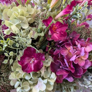 Pu&ograve; includere: Un set di tre tazze in ceramica con finitura opaca e macchiettata. Le tazze sono nei toni del crema, grigio chiaro e grigio scuro. Ogni tazza ha un design semplice e minimalista e un manico arrotondato.