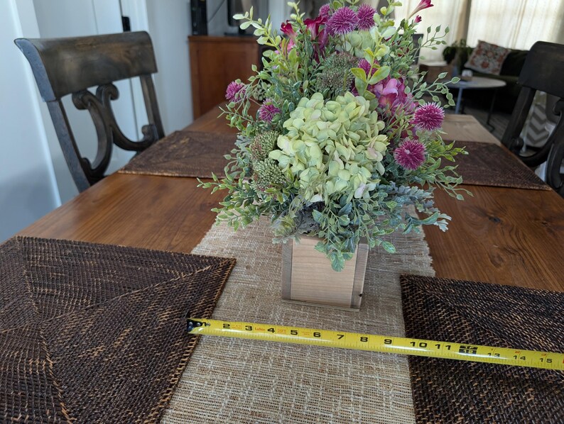 Pu&ograve; includere: Una tazza di ceramica bianca con manico nero e la scritta "But First, Coffee" in grassetto nero. La tazza &egrave; posta su uno sfondo sfocato, suggerendo un'atmosfera accogliente.