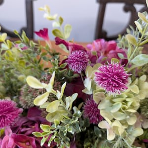 Spring Hydrangea Centerpiece, Rectangular Spring Easter Green and Magenta, Wooden Container, Artificial Floral Arrangement Crate 45 immagine 9