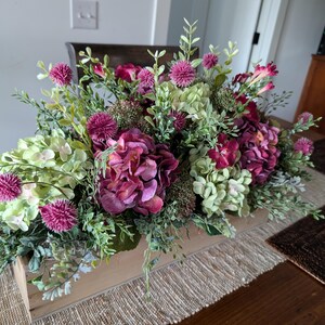 Pu&ograve; includere: Un set di tre tazze in ceramica con finitura opaca e macchiettata. Le tazze sono nei toni del crema, grigio chiaro e grigio scuro. Ogni tazza ha un design semplice e minimalista.