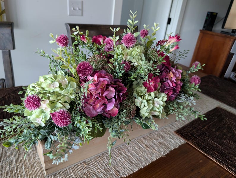 Pu&ograve; includere: Un set di tre tazze in ceramica con finitura opaca e macchiettata. Le tazze sono nei toni del crema, grigio chiaro e grigio scuro. Ogni tazza ha un design semplice e minimalista.