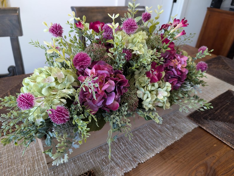 Pu&ograve; includere: Set di tre tazze in ceramica con finitura opaca e macchiettata. Ogni tazza presenta un colore diverso: azzurro, crema e grigio. Le tazze hanno un design semplice e moderno e un manico comodo.