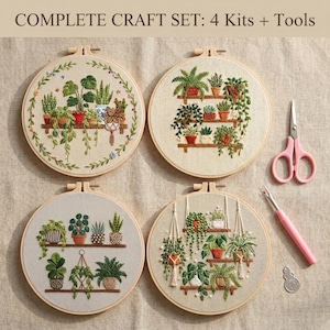以下が含まれることがあります： 棚に植物が描かれた4つの刺繍キットを含む、完全なクラフトセット。ピンクのはさみ、シームリッパー、糸切りばさみが含まれています。「COMPLETE CRAFT SET: 4 Kits + Tools」というテキストが上部にあります。