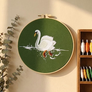 Può includere: Una tazza di ceramica bianca con manico nero e la scritta "But First, Coffee" in nero, con un carattere a mano. La tazza è su una superficie bianca.