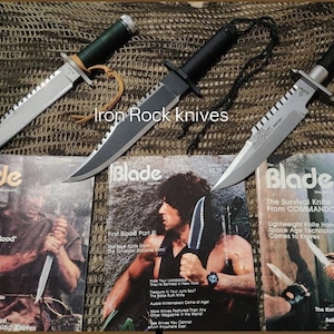 Puede incluir: Tres cuchillos de supervivencia con hojas dentadas y mangos oscuros se exhiben sobre tres portadas vintage de la revista Blade. Los cuchillos tienen hojas plateadas y mangos negros o verdes. El texto "Iron Rock knives" es visible.