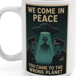 Taza divertida de extraterrestre: "Venimos en paz, pero tú viniste al planeta equivocado". Taza de café OVNI para amantes de la ciencia ficción. Regalo de humor espacial.