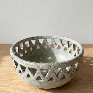 Bol de cerámica hecho a mano – Gres calado con diseño recortado – Centro de mesa decorativo rústico moderno de cerámica artesanal