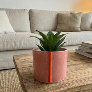 Maceta de cerámica rosa hecha a mano – Maceta moderna con detalles en naranja
