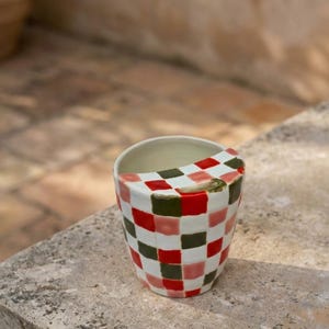 Handgemachte Gingham Keramiktasse - Rot & Grün karierte Steinguttasse, modern gemusterter Becher