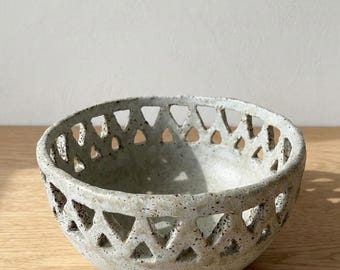Frutero de cerámica hecho a mano – Gres calado con recortes geométricos