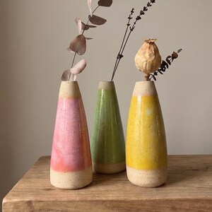 Handgjord keramisk knoppvas – rosa, grön och gul stengodsvas, minimalistisk modern heminredning