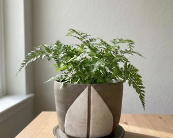 Vaso in ceramica fatto a mano con sottovaso: smalto bianco geometrico, decorazione rustica moderna.