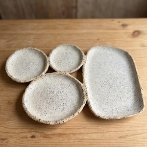 Handgefertigte Geteilte Steingut Servierplatte - Tapas & Meze Tablett aus Keramik, skulpturale Unterhaltungsteller