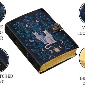 Puede incluir: Un diario de cuero azul oscuro con un dise&ntilde;o de gato celestial. Cuenta con un cierre vintage, encuadernaci&oacute;n cosida a mano y p&aacute;ginas con bordes irregulares. El diario tiene 200 p&aacute;ginas y est&aacute; hecho de cuero de b&uacute;falo genuino.