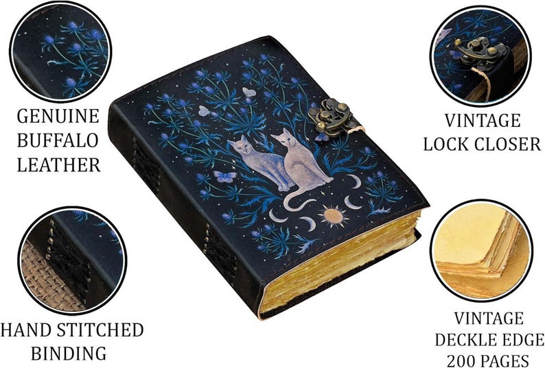 Puede incluir: Un diario de cuero azul oscuro con un dise&ntilde;o de gato celestial. Cuenta con un cierre vintage, encuadernaci&oacute;n cosida a mano y p&aacute;ginas con bordes irregulares. El diario tiene 200 p&aacute;ginas y est&aacute; hecho de cuero de b&uacute;falo genuino.