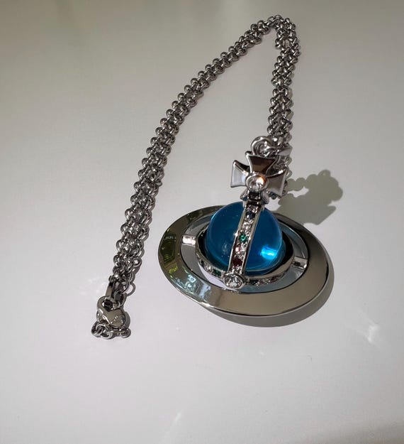 Vivienne westwood 円形ペンダント 青色クリスタル ネックレス Vivienne Westwood Silver Necklace, Blue Orb With Gemstones Pendant