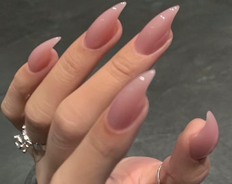 Specialblandade, dammrosa kattklo-naglar – ett måste till bröllopet och den perfekta presenten till dig själv eller en vän.