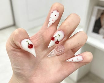 Satinerad vit & röd prickig 3D körsbärsnagelkonst, nageldekaler med katttassar – en present till barnkalas eller till din dotter