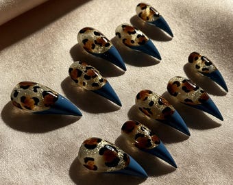 Leopardmönster med blå katttassar på nageltipparna, katttassar på nageln, en present till leopardmönsterälskare, en present till din fru.