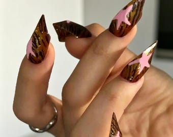Nagelkonstklistermärken med tigerrandiga rosa stjärnkatttassar, ett måste för fester, en present till din fru eller en present till dig själv.