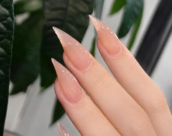 Specialblandade skira, hudfärgade rosa "kattklo"-naglar – ett måste på bröllopet och den perfekta bröllopspresenten till dig själv eller en vän.