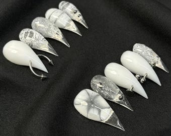 Vita krokodilstrukturer och nitade naglar, nageldekaler med katttassar – nagelkonst designad för fester; en present till en vän, en present till en fru.