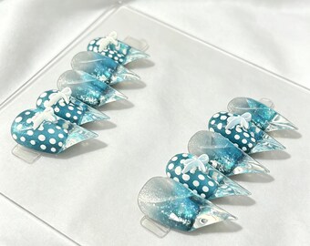 Blåvit gradient prickig rosett nagelkonst och nageldekaler med katttassar — En present till en dotter, en present till en vän