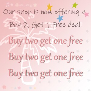 Puede incluir: Un gr&aacute;fico rosa claro con el contorno de una palmera blanca y estrellas coloridas. El texto dice: Our shop is now offering a Buy 2, Get 1 Free deal! Buy two get one free. Buy two get one free. Buy two get one free. Incluye notas musicales.