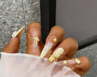 Uñas postizas con diseño de mariposa en forma de stiletto, degradado en blanco y negro, con diamantes de imitación hechos a mano.