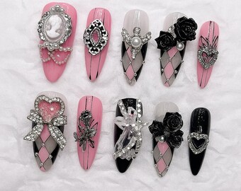 Uñas postizas de lujo con diseños de camafeo, rosa y corazón con diamantes de imitación. Uñas postizas de diseñador.