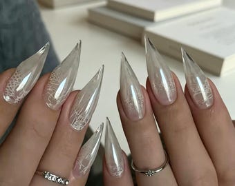 Diseño de uñas con forma de huella de gato en blanco lechoso, un diseño inspirado en las patas de los gatos, un regalo relajante, un obsequio perfecto para una amiga.