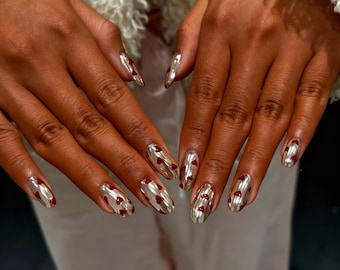 Uñas postizas con forma de corazón plateado: arte de uñas artesanal para San Valentín