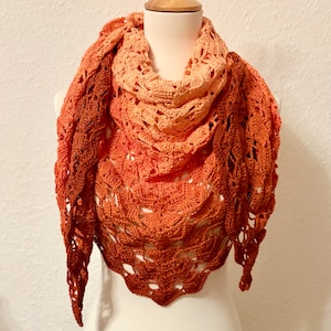 Può includere: Un set di tre tazze in ceramica con finitura opaca e macchiettata. Le tazze sono nei toni del crema, grigio chiaro e grigio scuro. Ogni tazza ha un design semplice e minimalista e un manico arrotondato. Per caffè o tè.