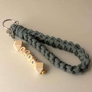 Llavero personalizado de cordón de algodón con nombre | Idea de regalo con cuentas de madera | Dije para bolso hecho a mano
