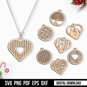 Puede incluir: Un collar de cadena plateada con un colgante grande de corazón de madera y varios abalorios de madera. Los abalorios presentan varios diseños, incluyendo un árbol, patrones geométricos y una pareja en un corazón. La imagen incluye el texto "SVG PNG PDF EPS DXF" y "DESCARGA DIGITAL."